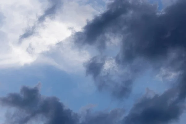 Nubes en el cielo como fondo —  Fotos de Stock