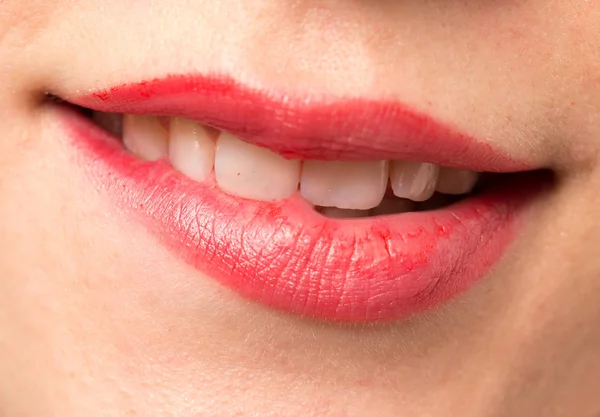 Close-up de lábios de mulher com batom vermelho brilhante — Fotografia de Stock