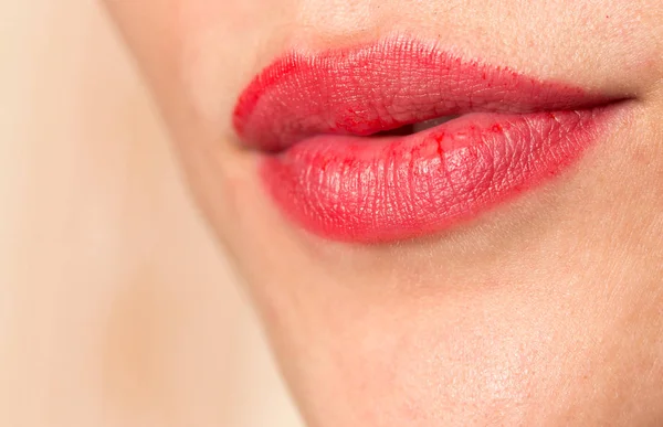 Primer plano de los labios de la mujer con lápiz labial rojo brillante —  Fotos de Stock