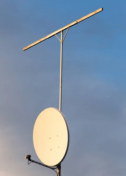 Antena sobre un fondo de cielo azul — Foto de Stock