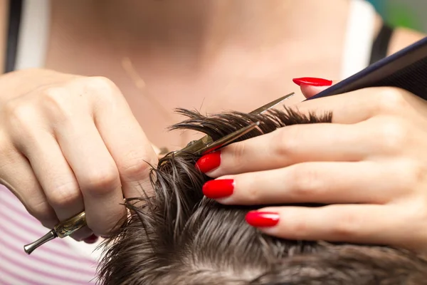 Hommes ciseaux de coupe de cheveux dans un salon de beauté — Photo