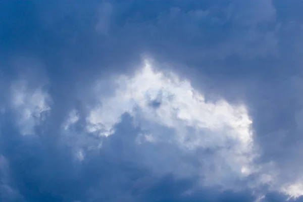 Gewitterwolken am Himmel als Hintergrund — Stockfoto