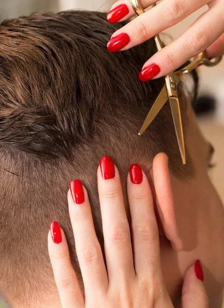 Oreille coupée dans un salon de beauté — Photo