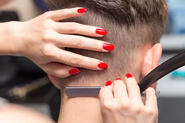 Coupe de cheveux rasoir au salon de beauté — Photo