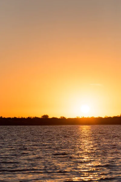 Vacker soluppgång på sjön — Stockfoto