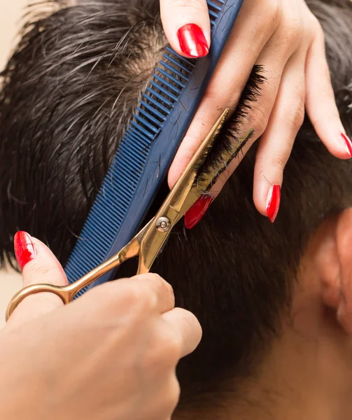 Mens haar scherpe schaar in een schoonheidssalon — Stockfoto