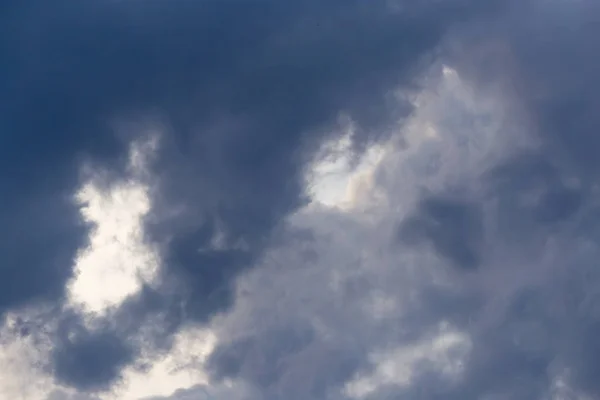 Nubes de tormenta en el cielo como fondo —  Fotos de Stock