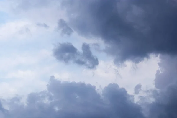 Nubes de tormenta en el cielo como fondo —  Fotos de Stock