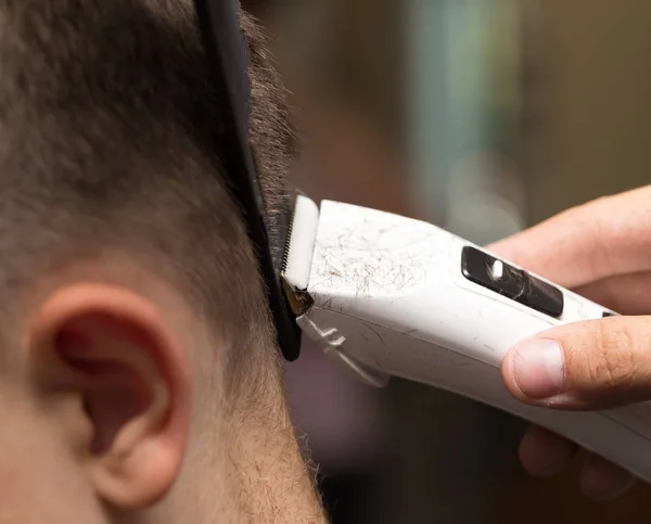 Man having a haircut with a hair clippers — Stock Photo, Image