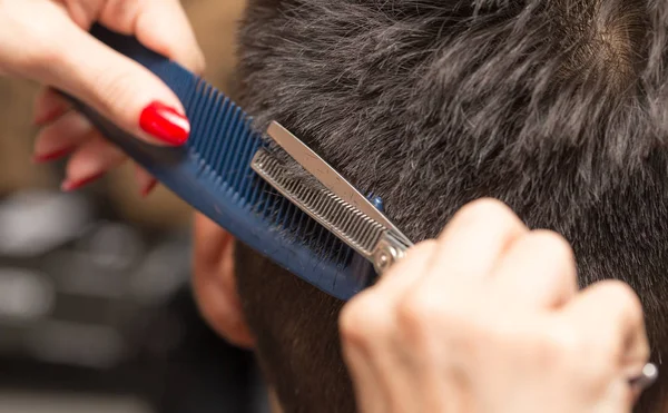 Hommes ciseaux de coupe de cheveux dans un salon de beauté — Photo