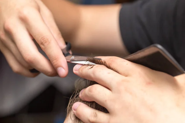 Mens haar scherpe schaar in een schoonheidssalon — Stockfoto