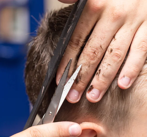 Tijeras de corte de pelo para hombre en un salón de belleza —  Fotos de Stock