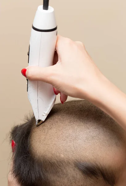 Homem com um corte de cabelo com um cortador de cabelo — Fotografia de Stock