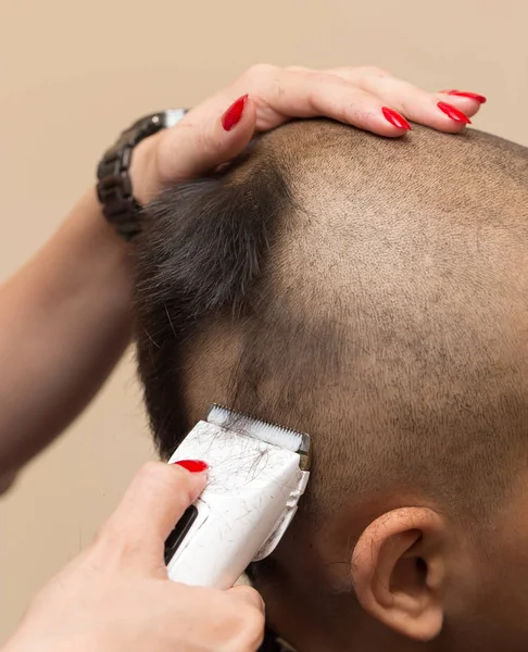 Mann mit Haarschnitt und Haarschneidegerät — Stockfoto