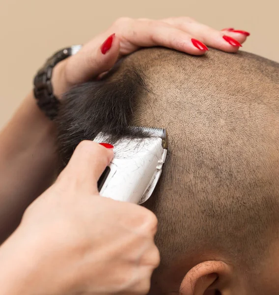 Mann mit Haarschnitt und Haarschneidegerät — Stockfoto