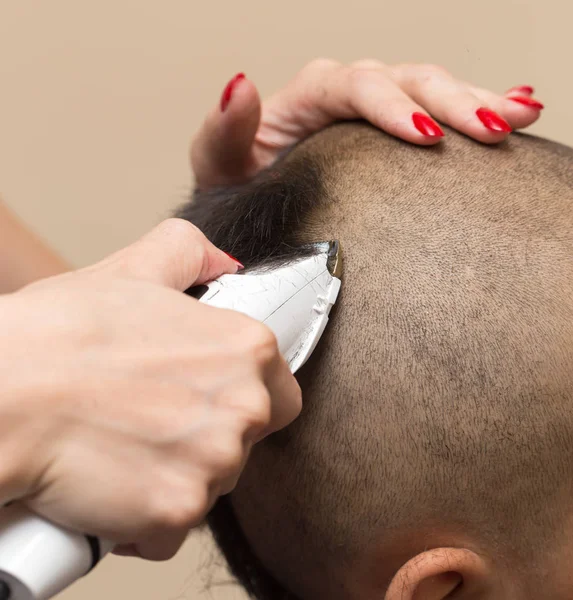 Uomo che ha un taglio di capelli con un tagliacapelli — Foto Stock