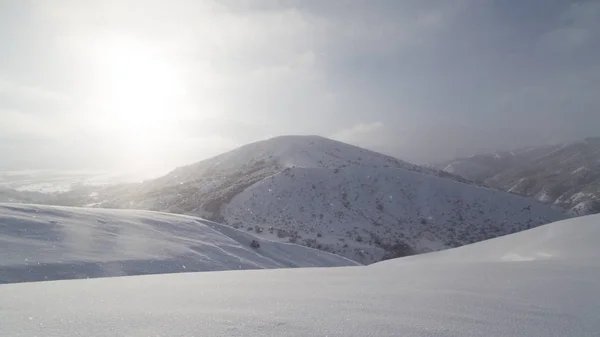 Sole dell'alba tra le montagne innevate — Foto Stock