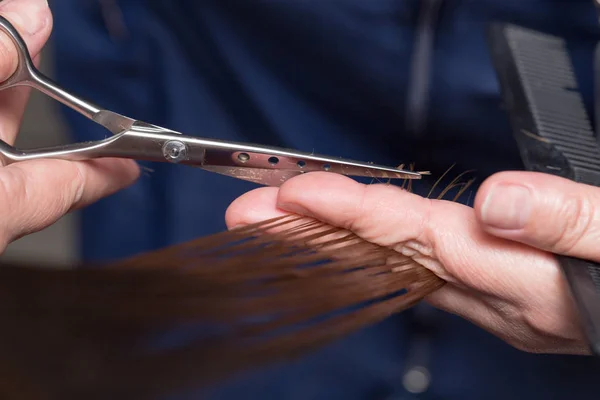 Female hair cutting scissors in a beauty salon — Stock Photo, Image