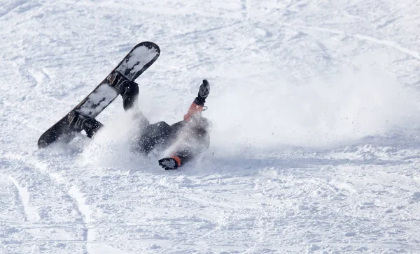 スノーボーダーが雪の中に落ち — ストック写真