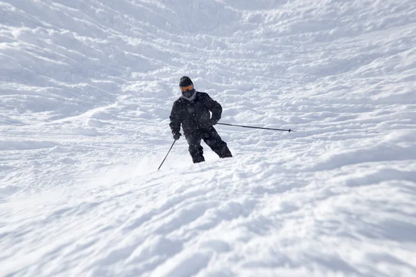 Sportler Beim Skifahren Den Verschneiten Bergen Park Der Natur — Stockfoto