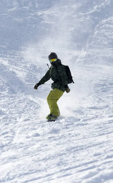 Mann beim Snowboarden im Schnee — Stockfoto