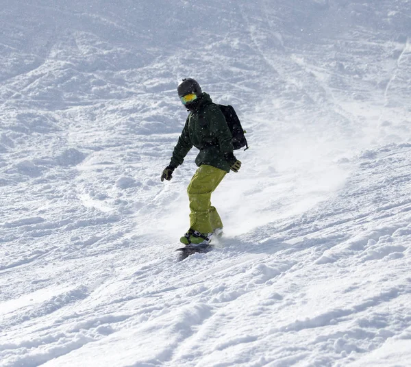 Homem snowboard na neve — Fotografia de Stock