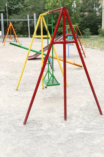 Parque infantil con columpios — Foto de Stock