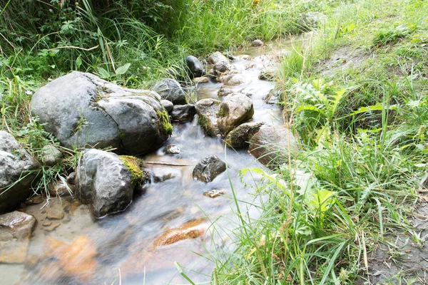 Berg rivier in de natuur — Stockfoto