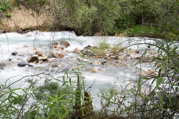 Berg rivier in de natuur — Stockfoto