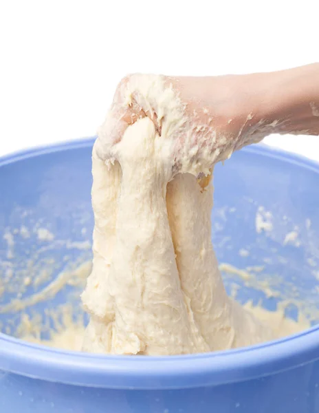 Wyrabiania ciasta przez kobiece ręce — Zdjęcie stockowe