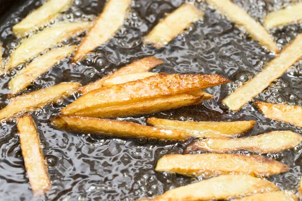 Frietjes gebakken in een pan — Stockfoto