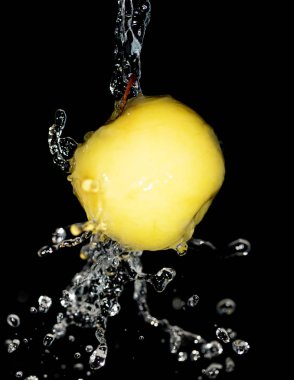 Apple siyah arka plan üzerine su sprey