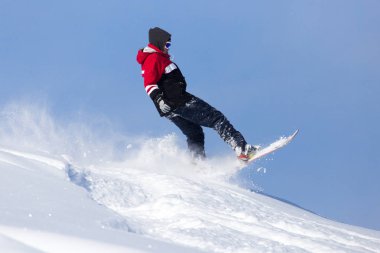Snowboard kışın tepeden atlama