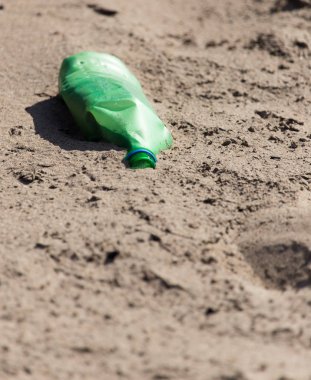 doğa üzerinde plastik şişe
