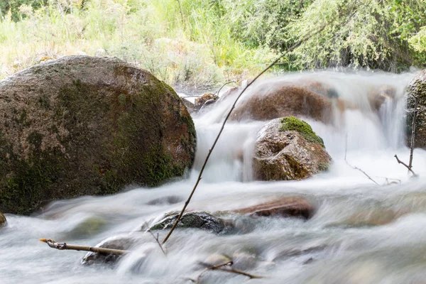 산 속의 아름다운 강 — 스톡 사진