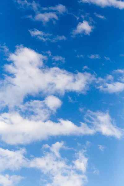 Schöne Wolken am blauen Himmel — Stockfoto