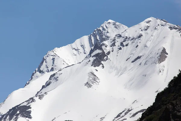 Os picos nevados das montanhas Tien Shan. Cazaquistão — Fotografia de Stock