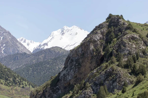 De besneeuwde toppen van het Tien Shan gebergte. Kazachstan — Stockfoto