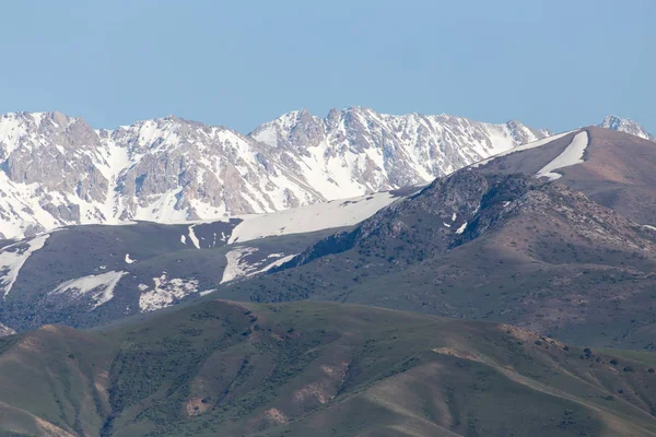 Zasněžené vrcholky pohoří Tien Shan. Kazachstán — Stock fotografie