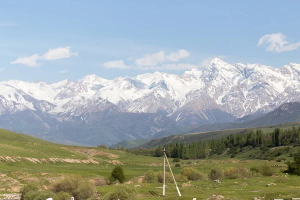 Οι χιονισμένες κορυφές των βουνών Τιέν Σαν. Καζακστάν — Φωτογραφία Αρχείου