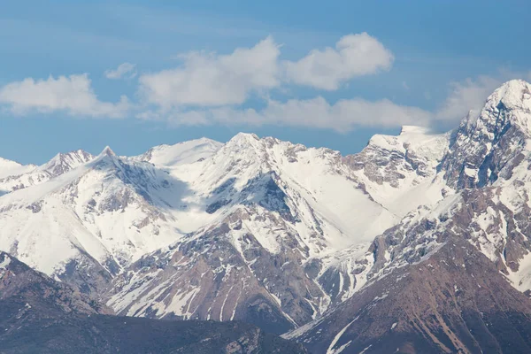 De besneeuwde toppen van het Tien Shan gebergte. Kazachstan — Stockfoto