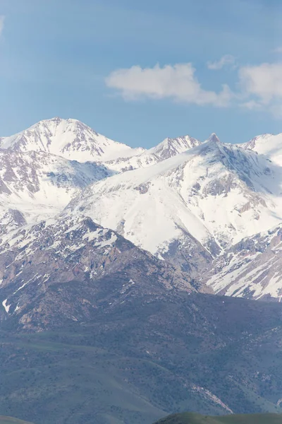Zasněžené vrcholky pohoří Tien Shan. Kazachstán — Stock fotografie