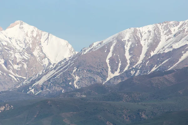 Les sommets enneigés des monts Tien Shan. Kazakhstan — Photo