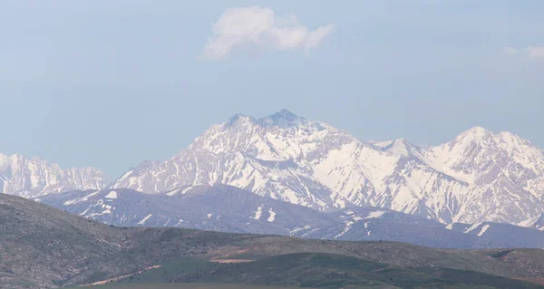 Los picos nevados de las montañas Tien Shan. Kazajstán — Foto de Stock