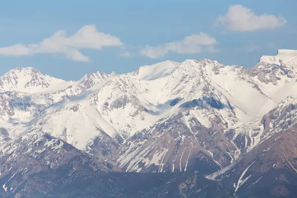 De besneeuwde toppen van het Tien Shan gebergte. Kazachstan — Stockfoto