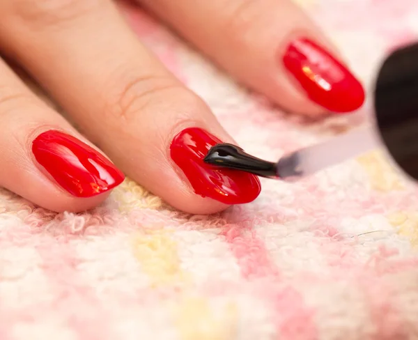 Nagels gelakt rode nagellak in een schoonheidssalon — Stockfoto