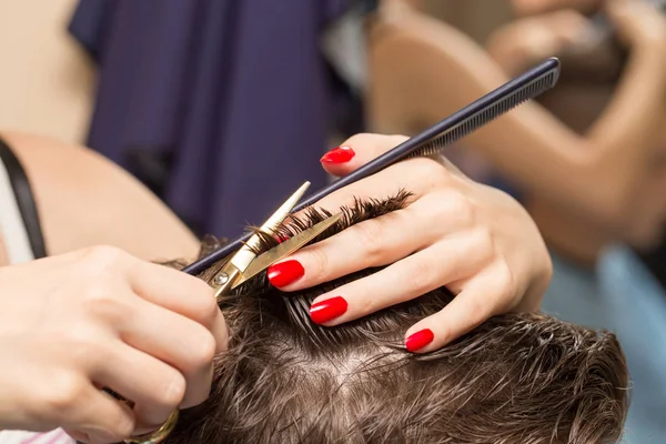 Mens hår styckning sax i en skönhetssalong — Stockfoto
