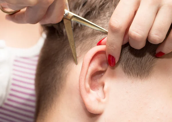 Účes ucho v salonu krásy — Stock fotografie