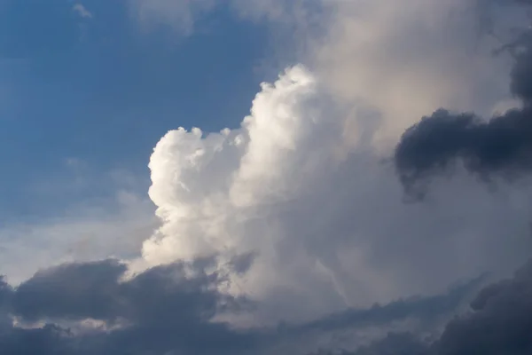 Gewitterwolken am Himmel als Hintergrund — Stockfoto