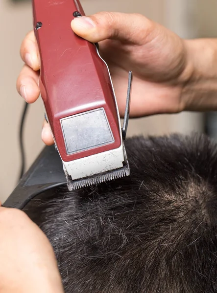 Hombre que tiene un corte de pelo con un cortador de pelo —  Fotos de Stock